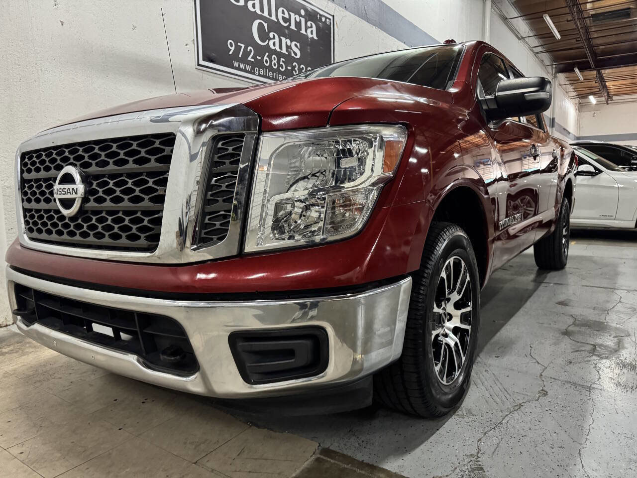 Used 2018 Nissan Titan SV AWD/4WD image 2