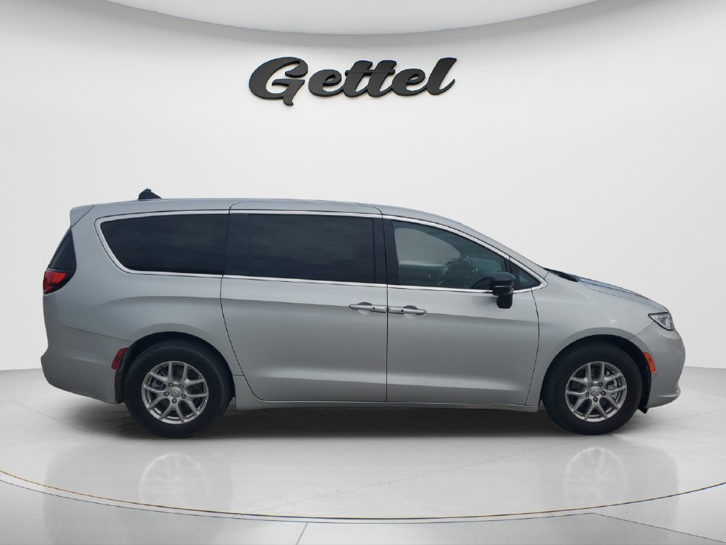 New 2026 Chrysler Pacifica Select FWD image 4