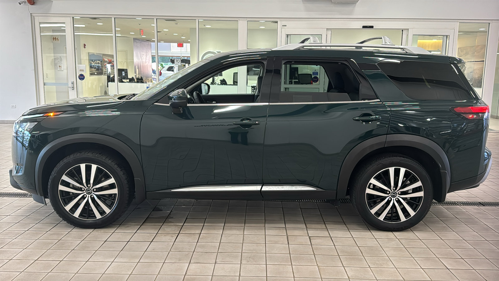 Used 2025 Nissan Pathfinder Platinum AWD/4WD image 8