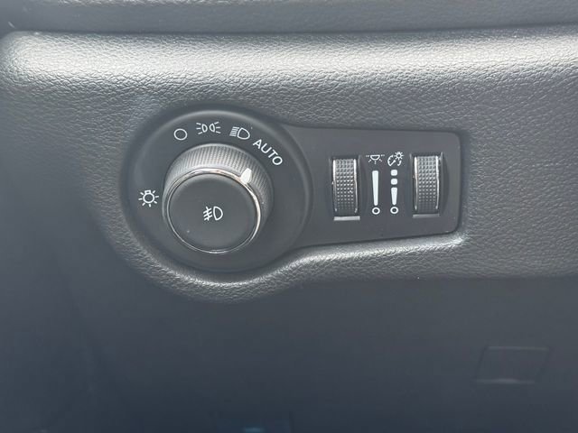 Used 2024 Chrysler Pacifica Limited FWD image 25