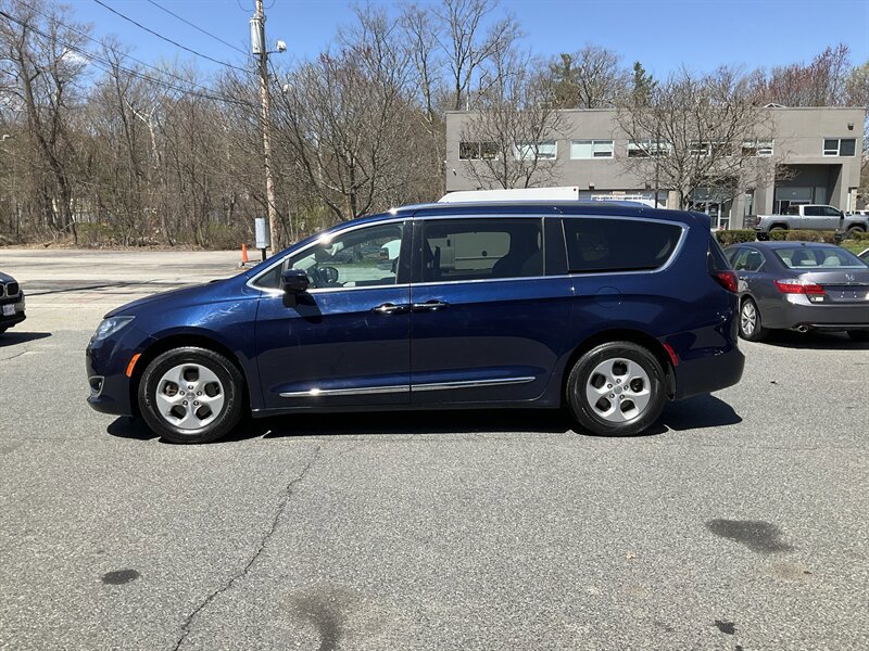 Used 2017 Chrysler Pacifica Touring-L Plus FWD image 8