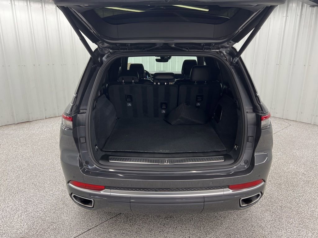 Used 2023 Jeep Grand Cherokee Summit w/ Luxury Tech Group V image 9