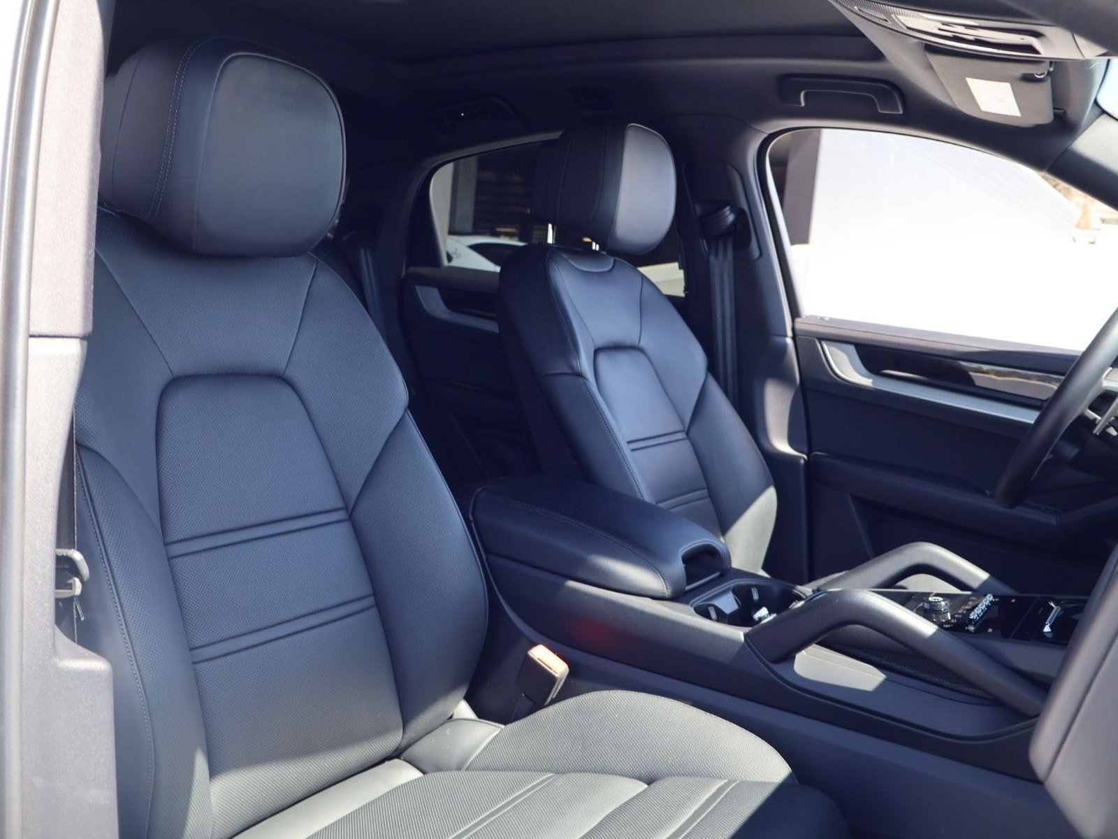 Certified 2025 Porsche Cayenne E-Hybrid Coupe AWD/4WD image 24