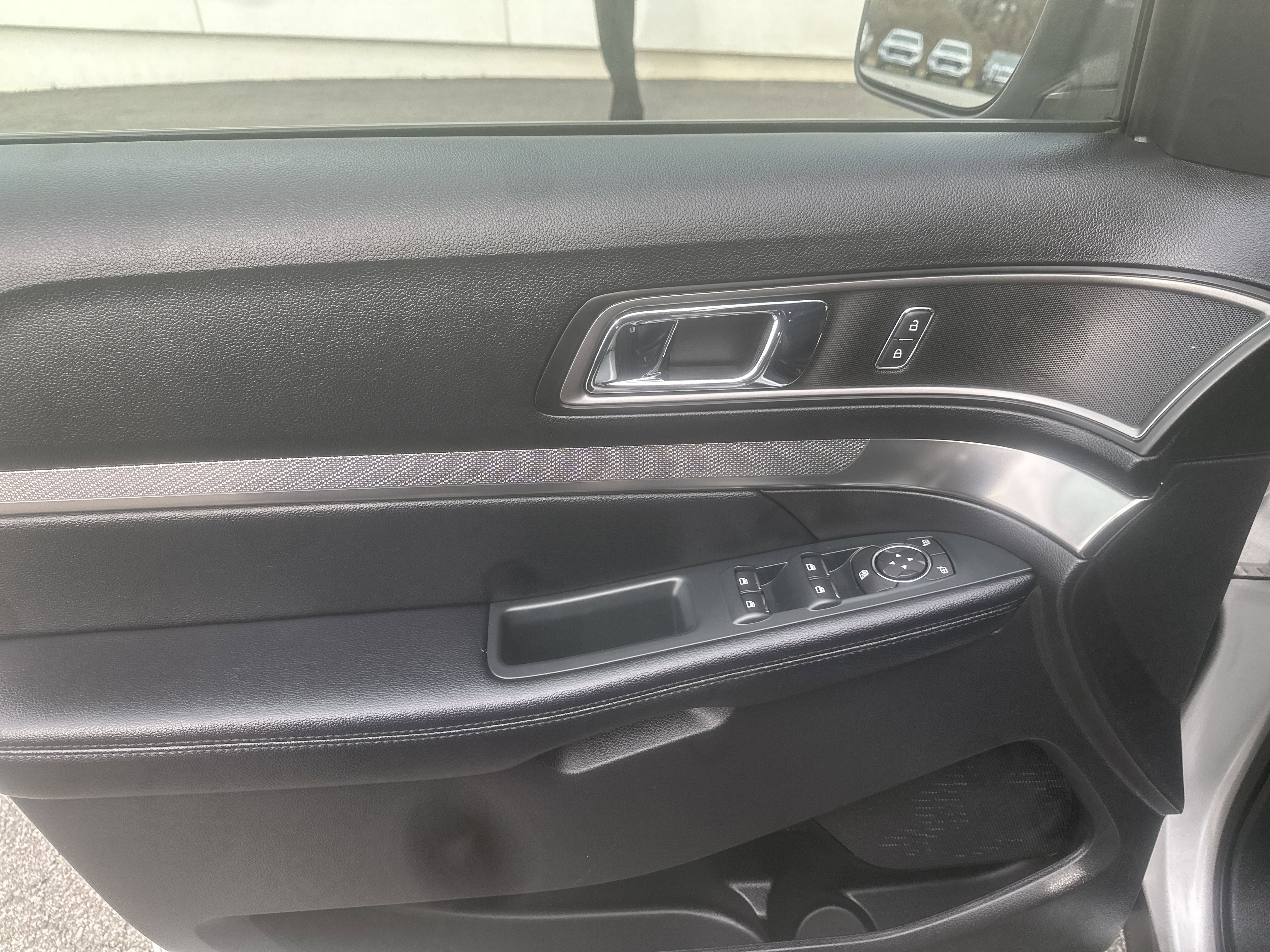 Used 2018 Ford Explorer XLT w/ Equipment Group 202A image 12