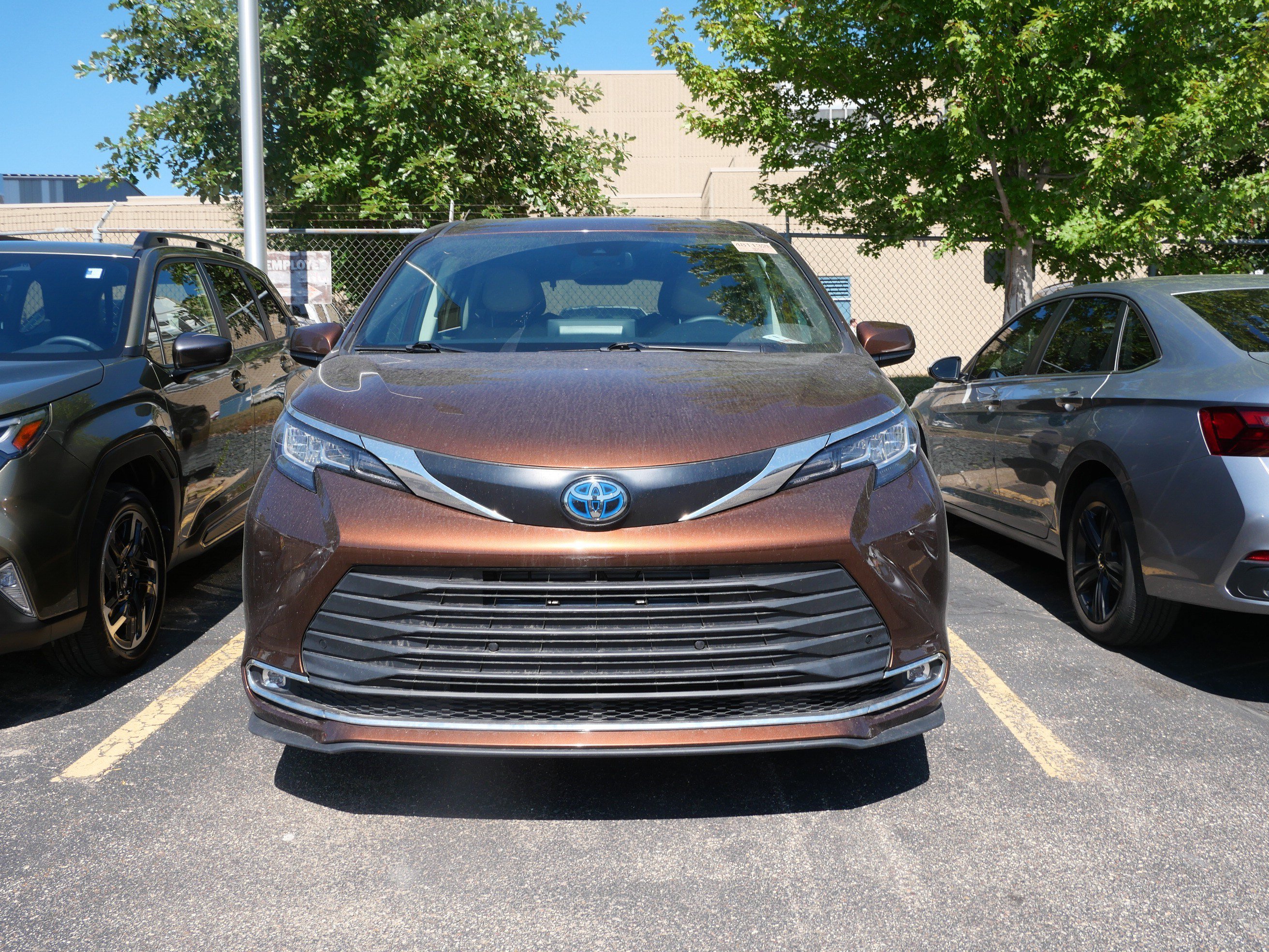 Used 2022 Toyota Sienna XLE AWD/4WD image 2