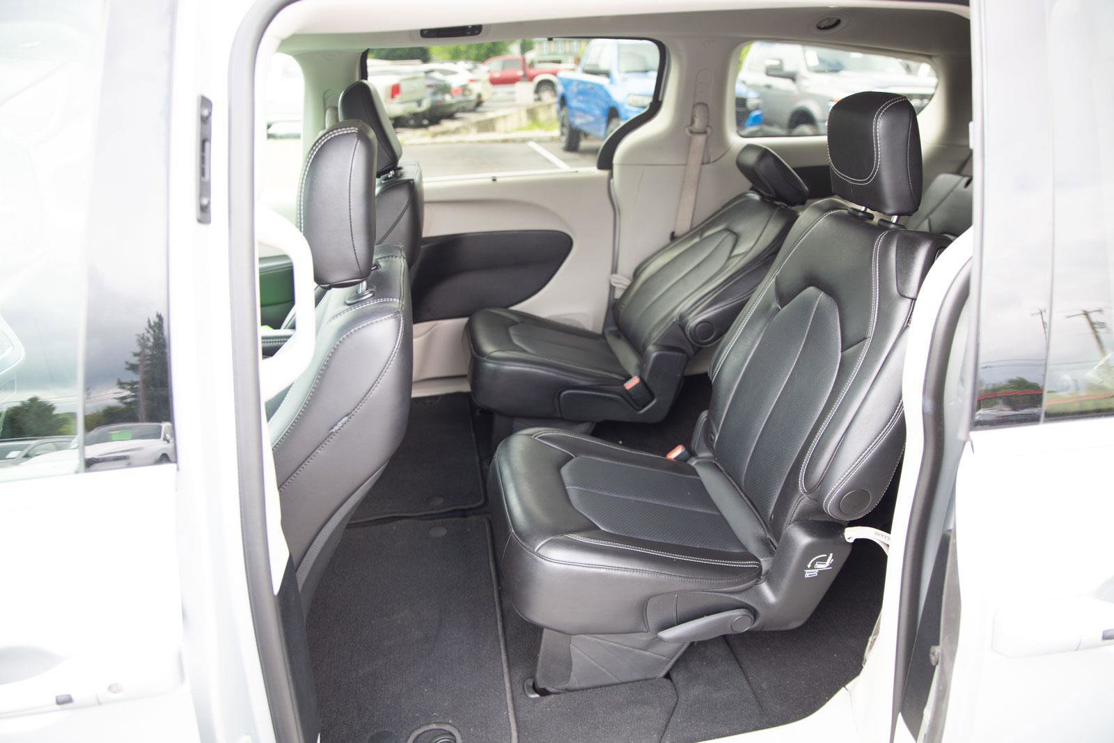 Used 2024 Chrysler Pacifica Touring-L FWD image 21