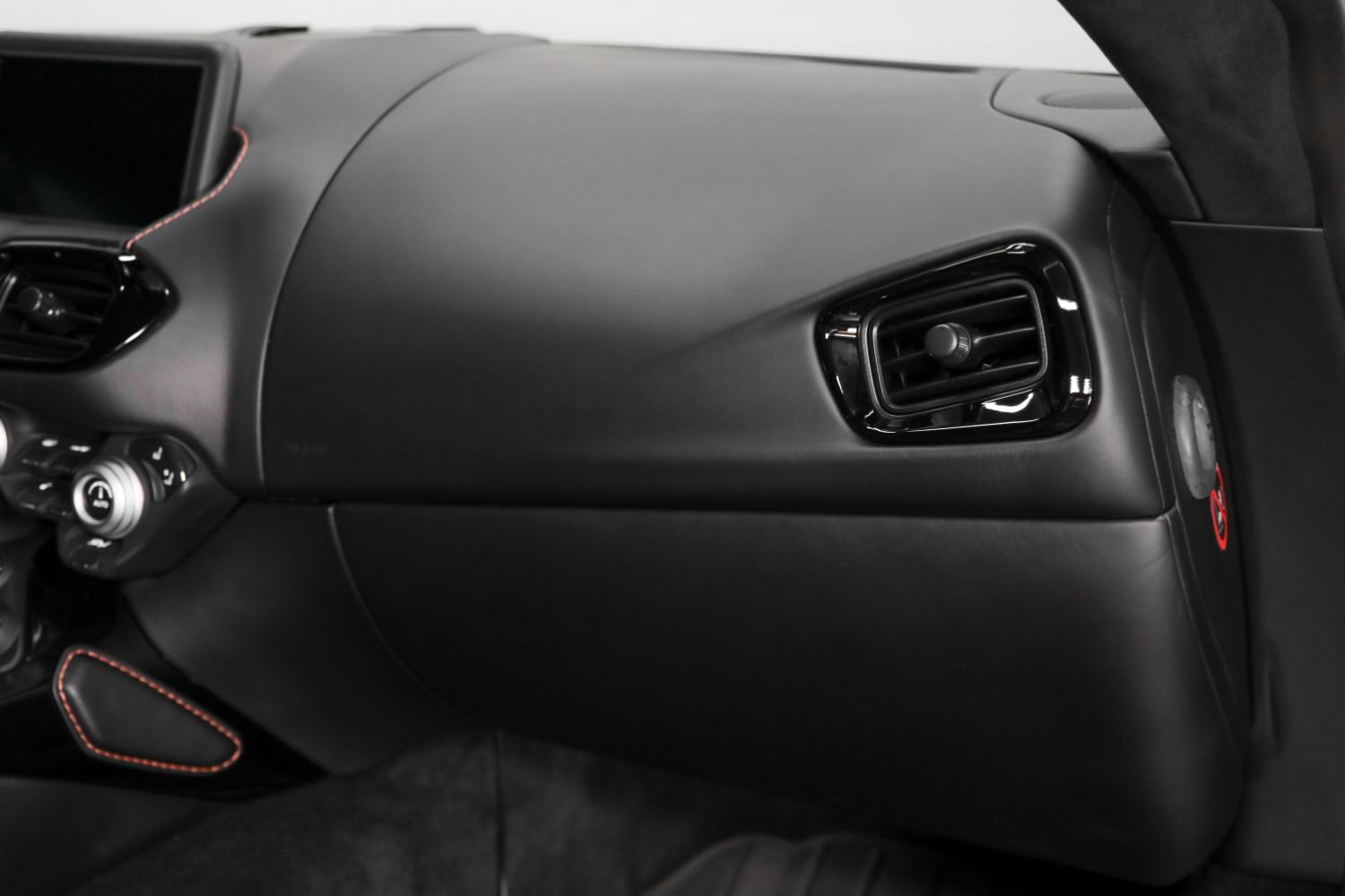 Used 2019 Aston Martin V8 Vantage Coupe RWD image 27
