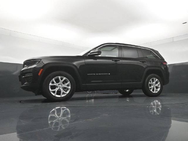 Used 2023 Jeep Grand Cherokee Limited w/ Luxury Tech Group II AWD/4WD image 20