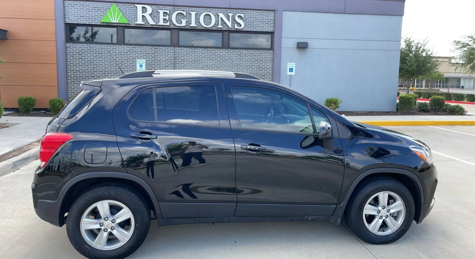 Used 2021 Chevrolet Trax LT w/ LT Convenience Package FWD image 6