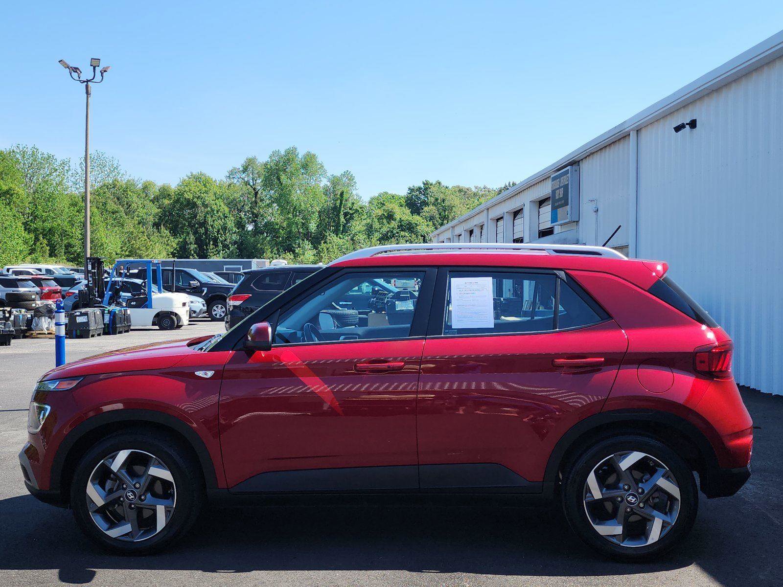 Used 2025 Hyundai Venue SEL image 2