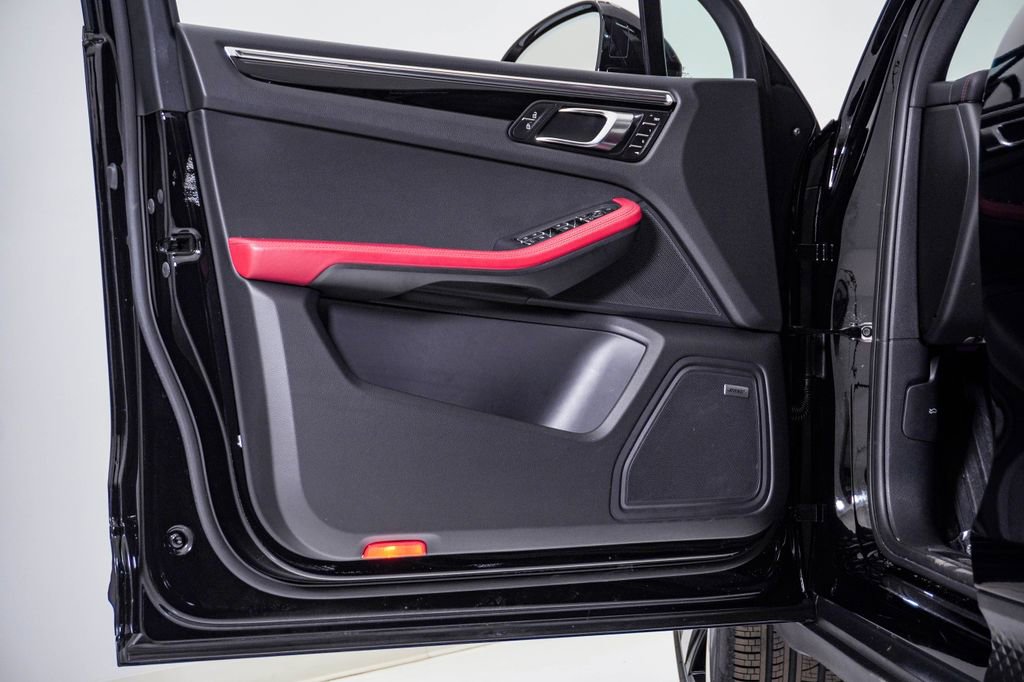 Certified 2025 Porsche Macan image 25