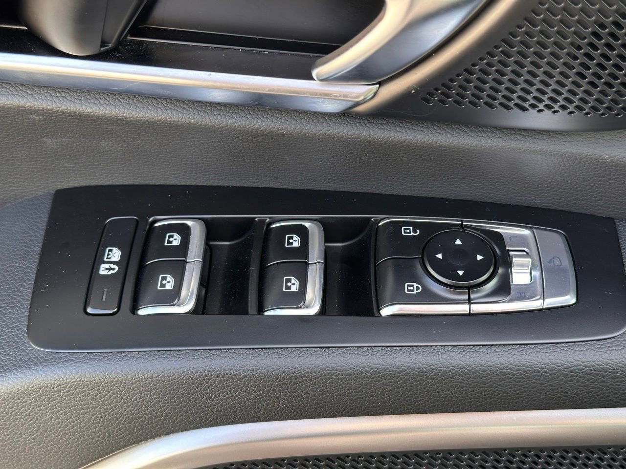 Used 2025 Kia Telluride EX w/ EX Captain's Chair Package image 27