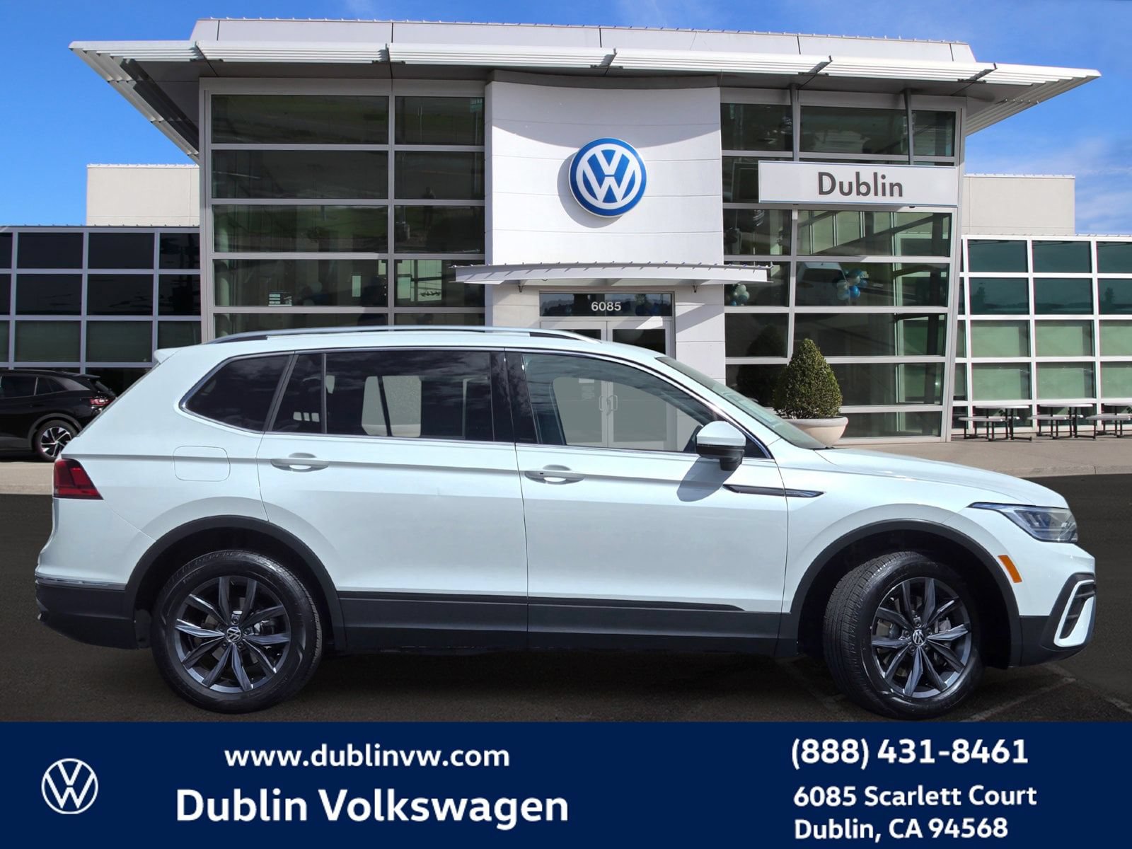 Certified 2023 Volkswagen Tiguan SE FWD image 3