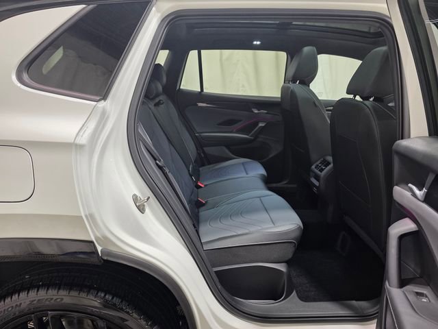 Certified 2025 Volkswagen Tiguan SE R-Line image 32