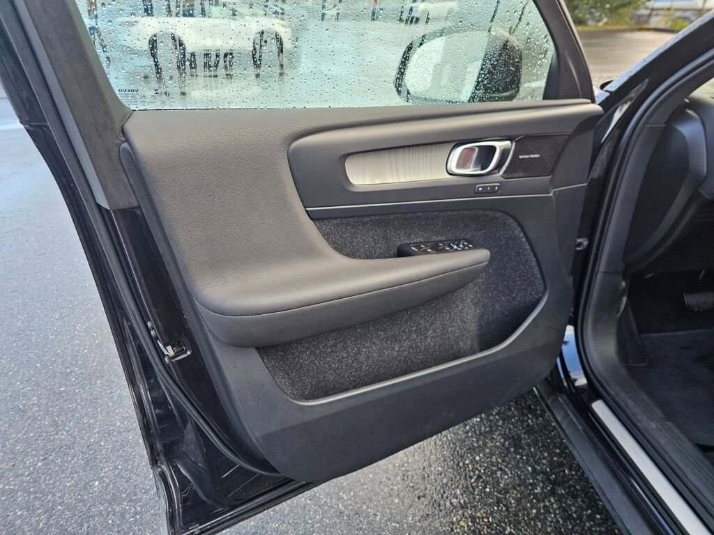 Used 2019 Volvo XC40 T4 Inscription image 23