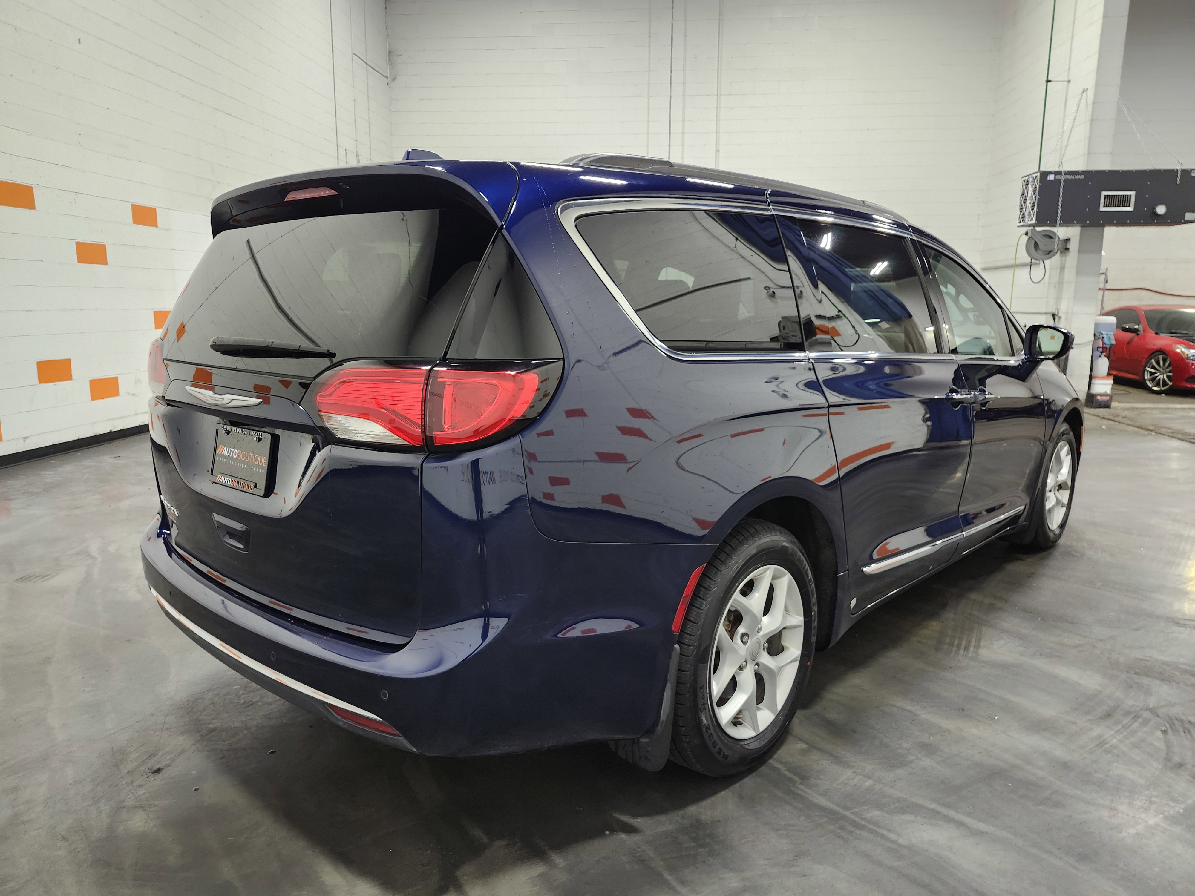 Used 2017 Chrysler Pacifica Touring-L w/ Tire & Wheel Group image 17