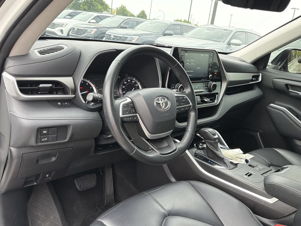 Used 2022 Toyota Highlander XLE FWD image 10