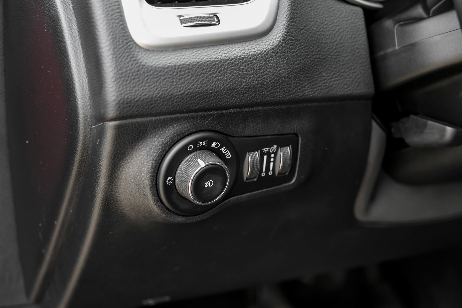 Used 2017 Jeep Compass Latitude w/ Popular Equipment Group FWD image 24