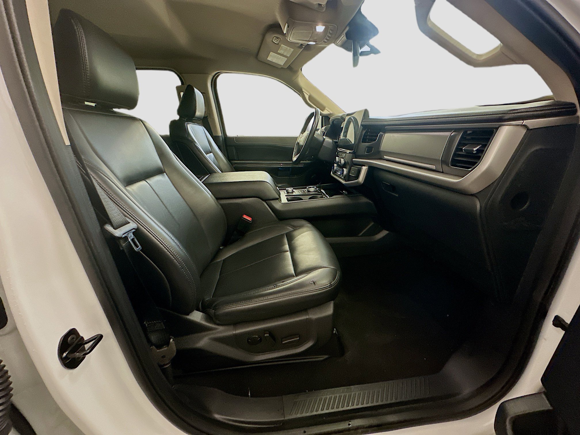 Used 2024 Ford Expedition XLT image 34