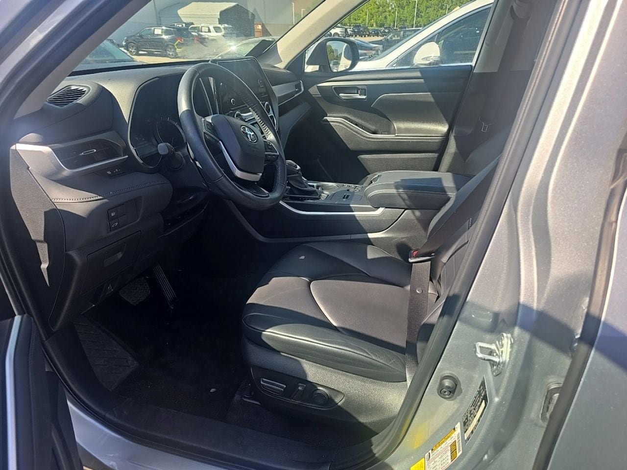 Used 2023 Toyota Highlander XLE AWD/4WD image 9