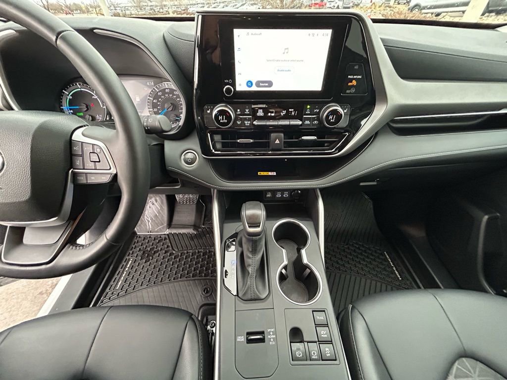 Used 2025 Toyota Highlander XLE image 17