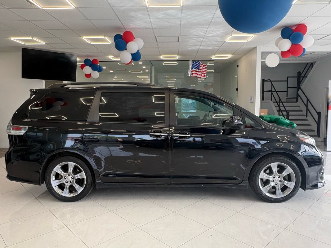 Used 2015 Toyota Sienna SE w/ SE Preferred Package FWD image 5