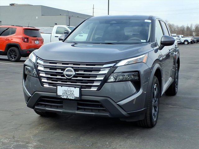 Used 2024 Nissan Rogue SV image 2