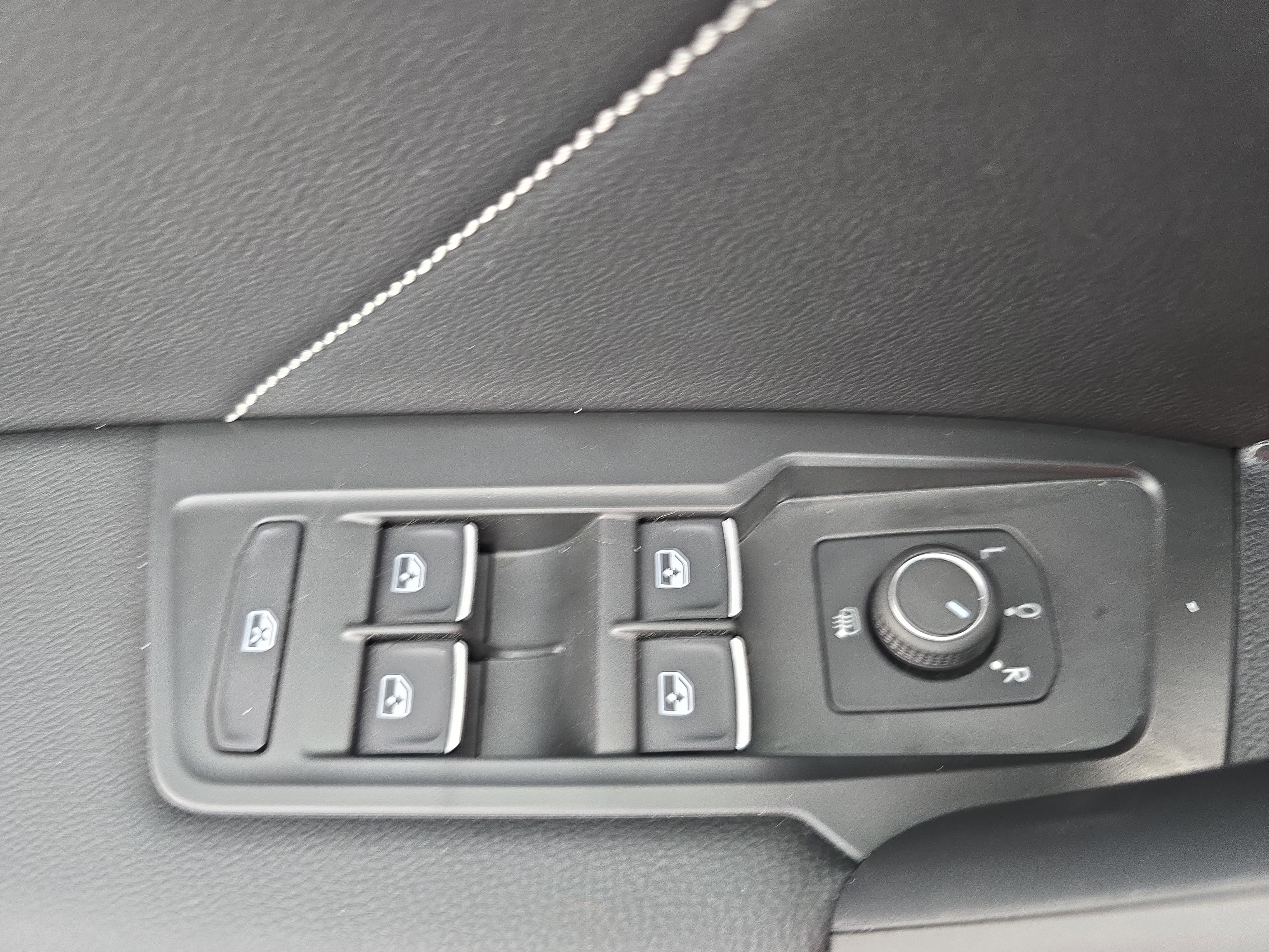 Certified 2022 Volkswagen Tiguan SE R-Line FWD image 29