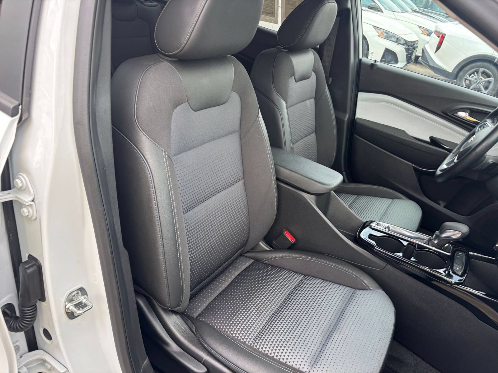 Used 2025 Chevrolet Trax LT w/ LT Convenience Package FWD image 30