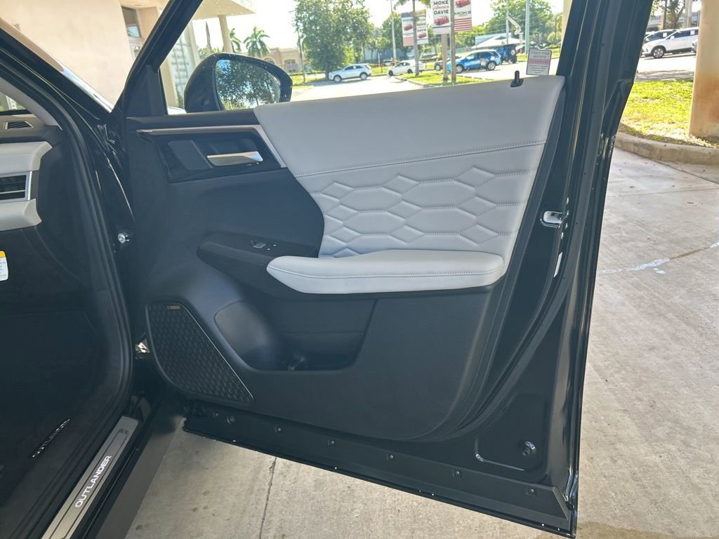 New 2025 Mitsubishi Outlander AWD image 26