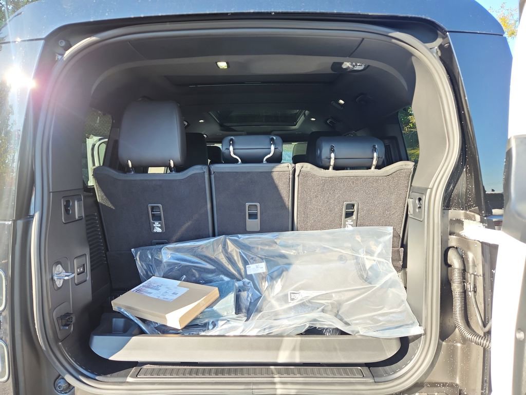 Used 2026 Land Rover Defender 130 S image 13