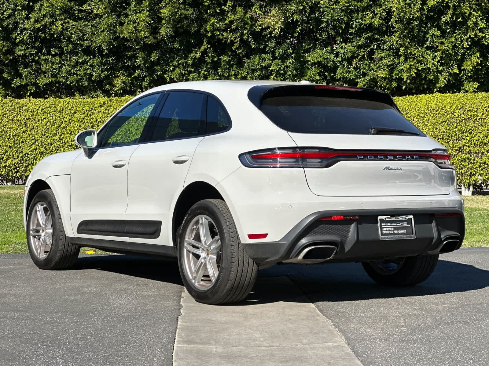 Certified 2025 Porsche Macan AWD/4WD image 3