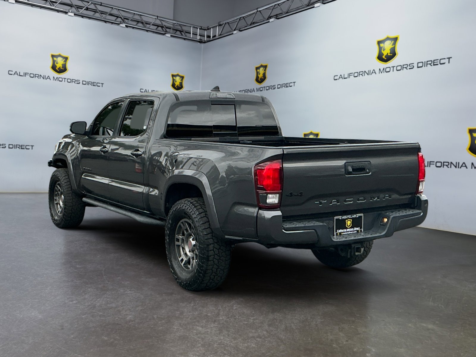 Used 2018 Toyota Tacoma TRD Sport AWD/4WD image 3