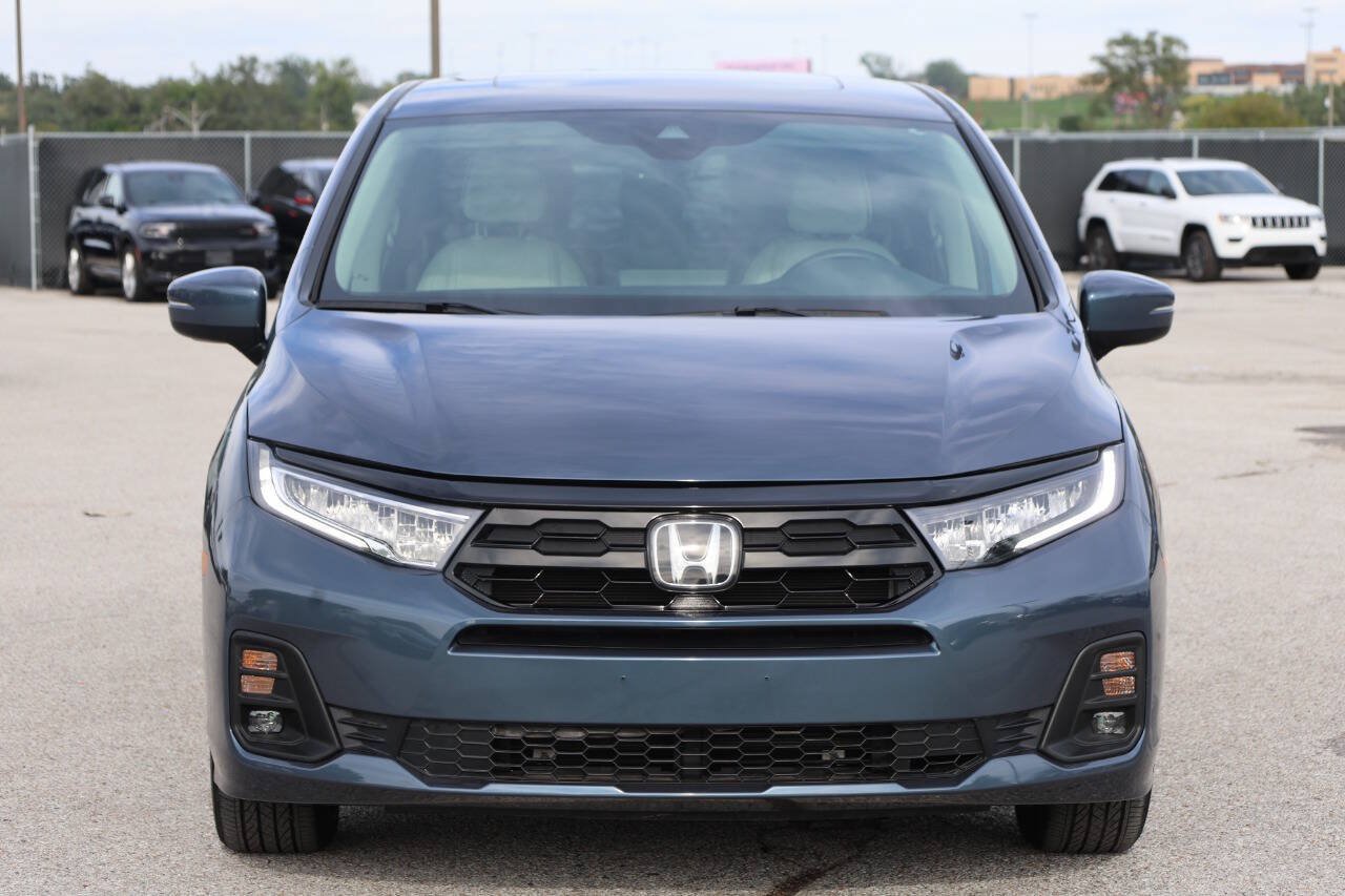 Used 2025 Honda Odyssey Touring image 2