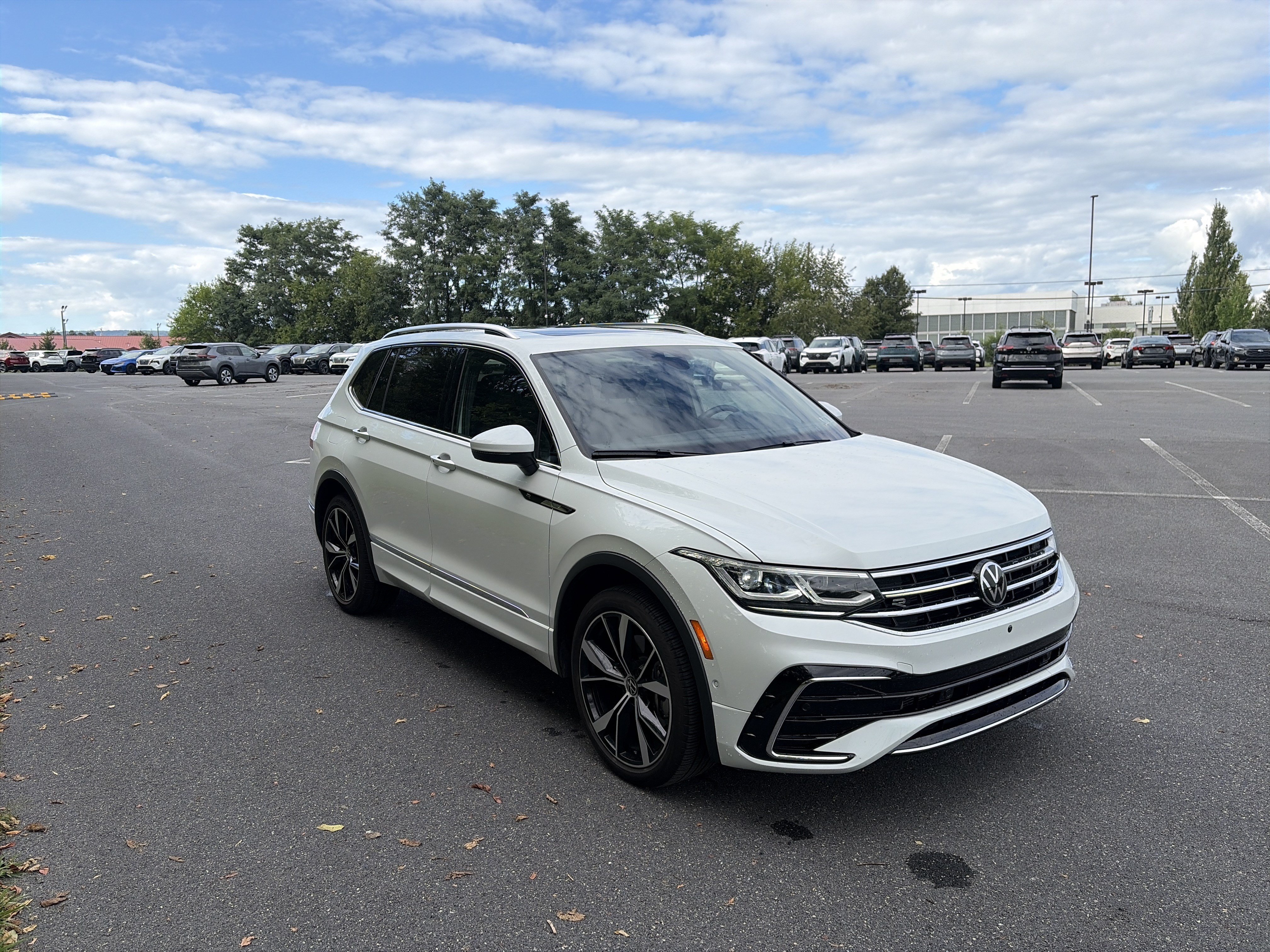 Certified 2024 Volkswagen Tiguan SEL R-Line AWD/4WD image 3