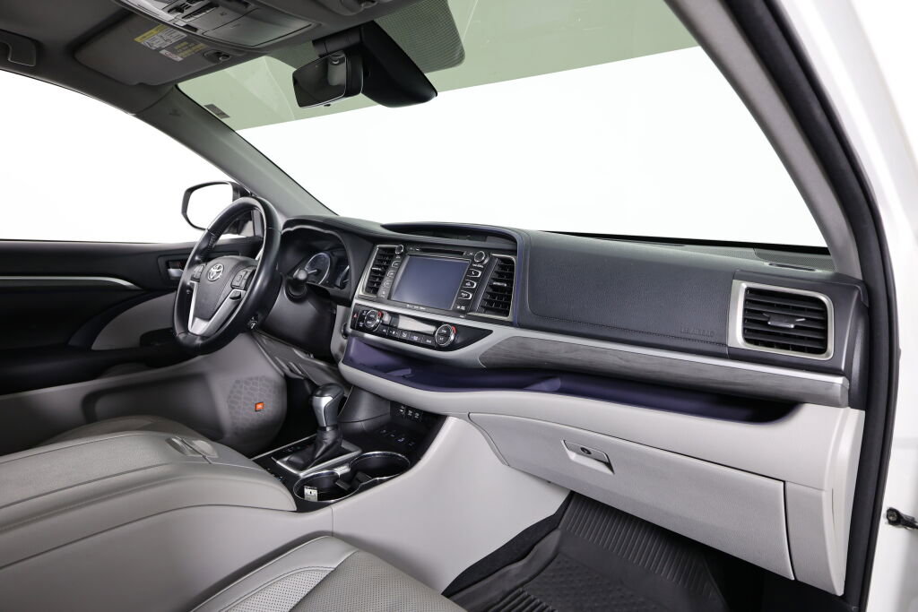 Used 2017 Toyota Highlander Limited image 25