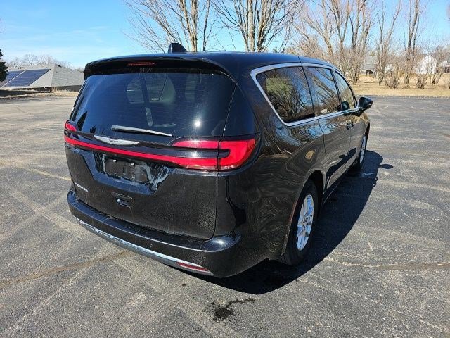 Used 2024 Chrysler Pacifica Touring-L image 6