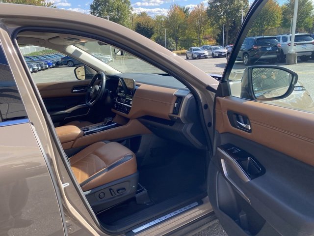 Used 2023 Nissan Pathfinder Platinum image 28