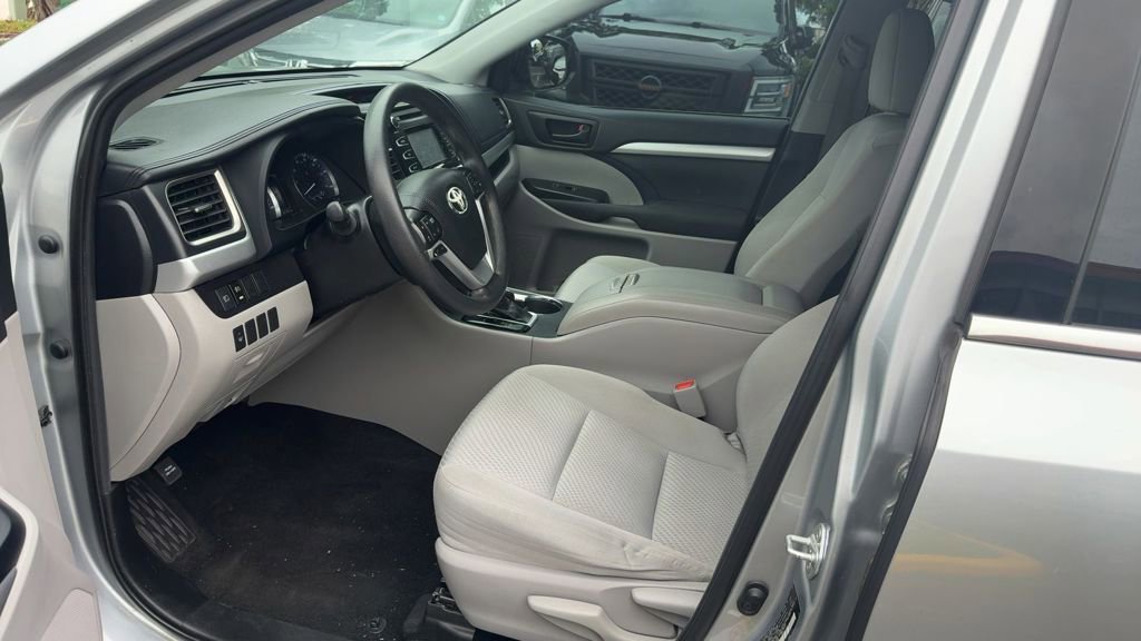 Used 2019 Toyota Highlander LE FWD image 5