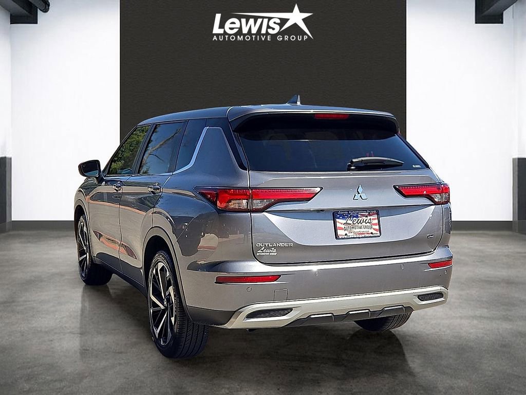 Used 2024 Mitsubishi Outlander SE image 3