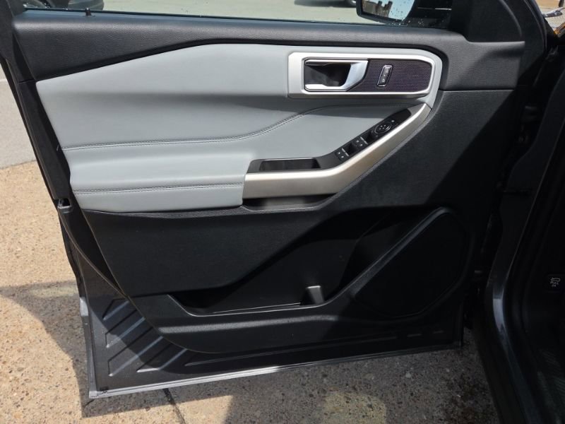Used 2023 Ford Explorer XLT w/ Equipment Group 202A AWD/4WD image 25