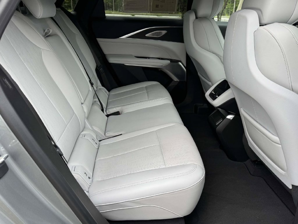 Certified 2024 Cadillac Lyriq Luxury AWD/4WD image 11