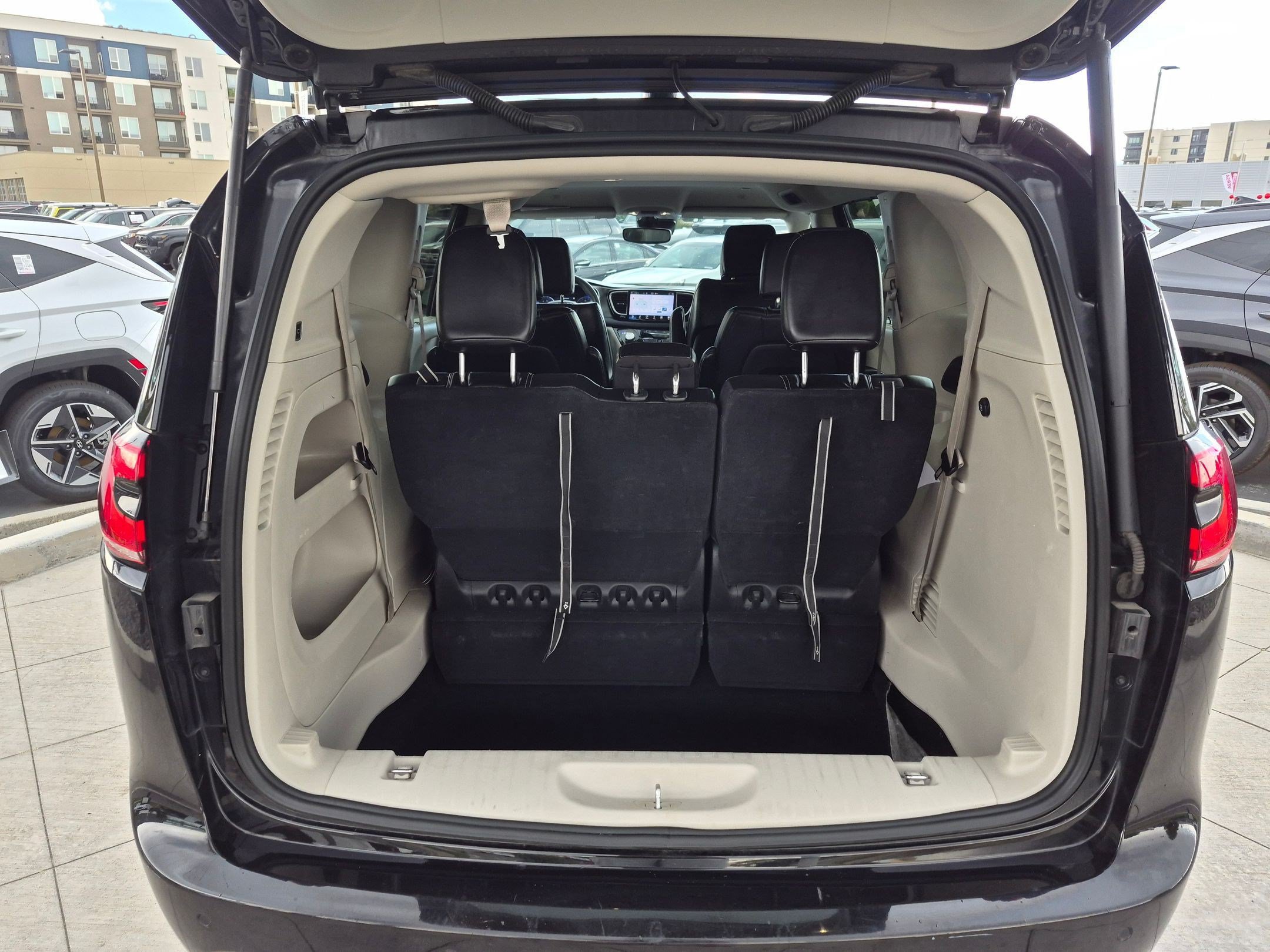 Used 2024 Chrysler Pacifica Touring-L FWD image 27
