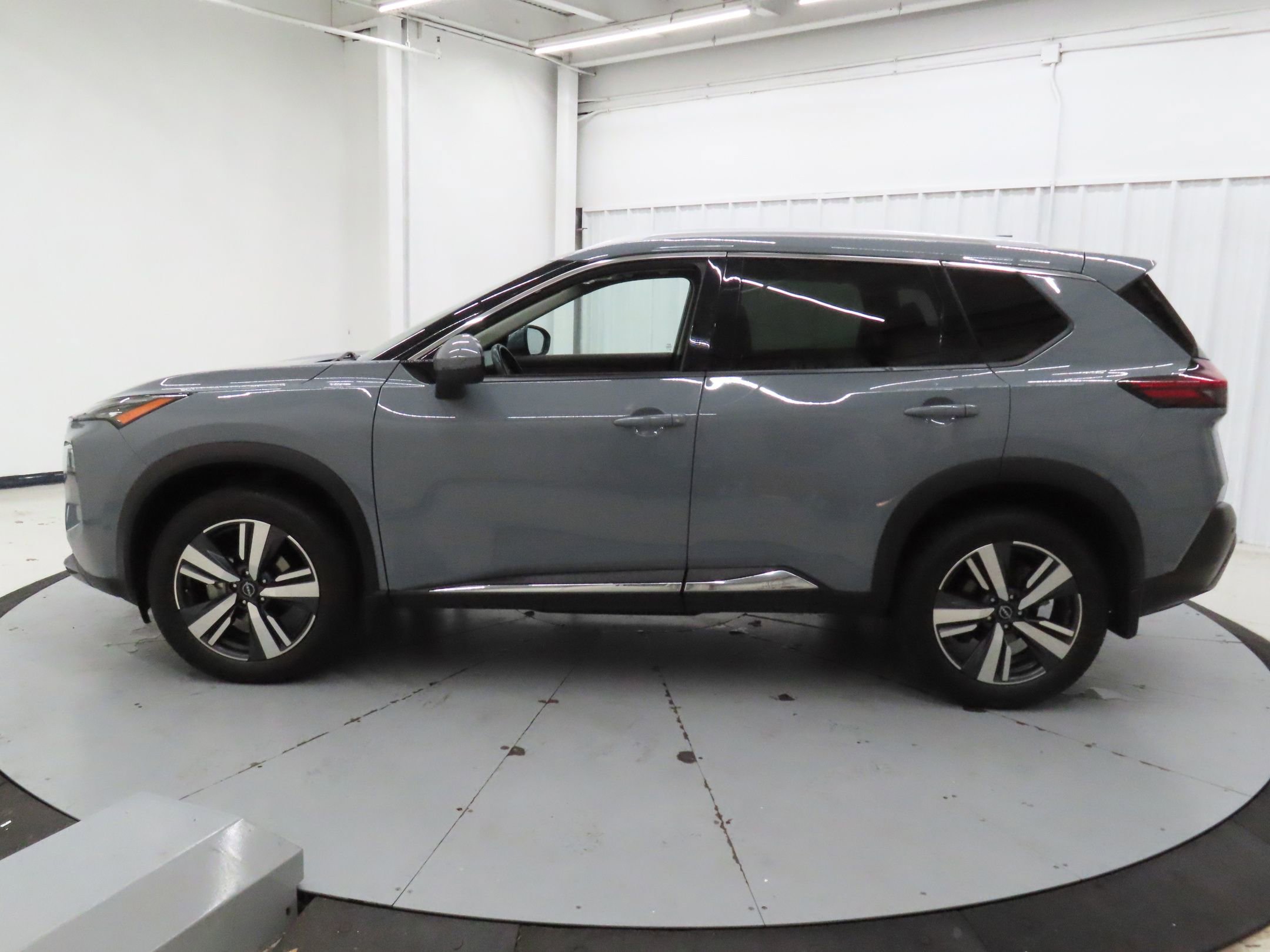 Used 2023 Nissan Rogue SL w/ SL Premium Package image 6