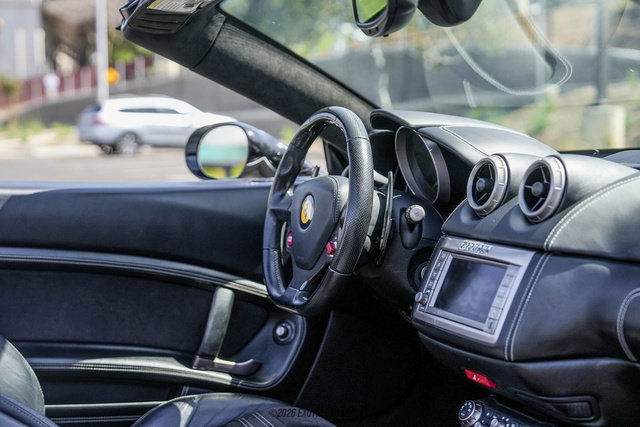 Used 2012 Ferrari California RWD image 34