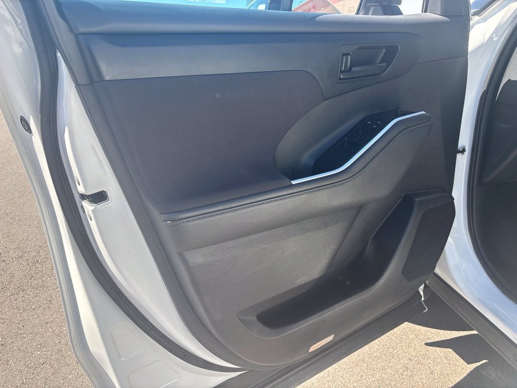 Used 2022 Toyota Highlander LE AWD/4WD image 4