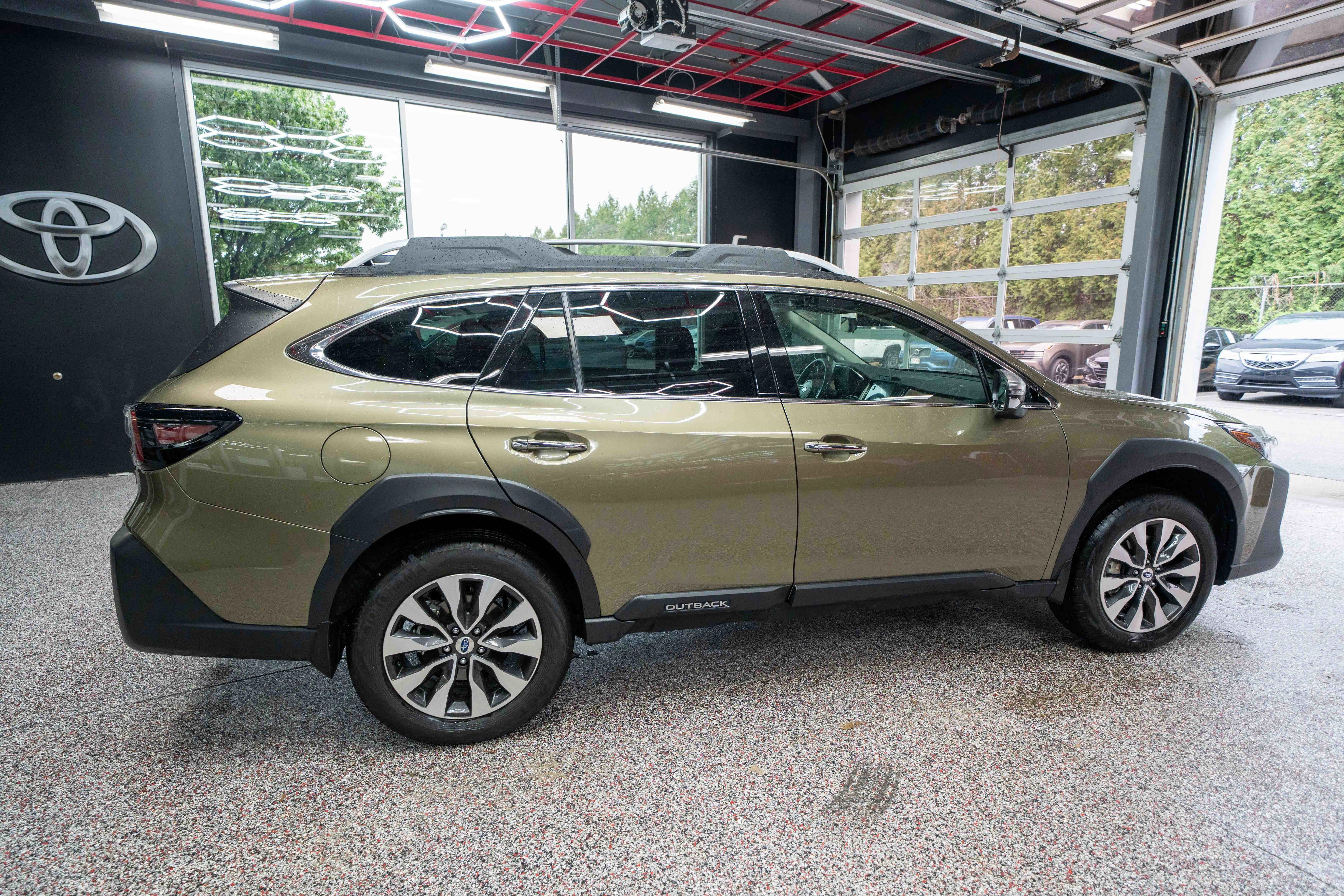 Used 2025 Subaru Outback Touring w/ Popular Package #2 AWD/4WD image 4