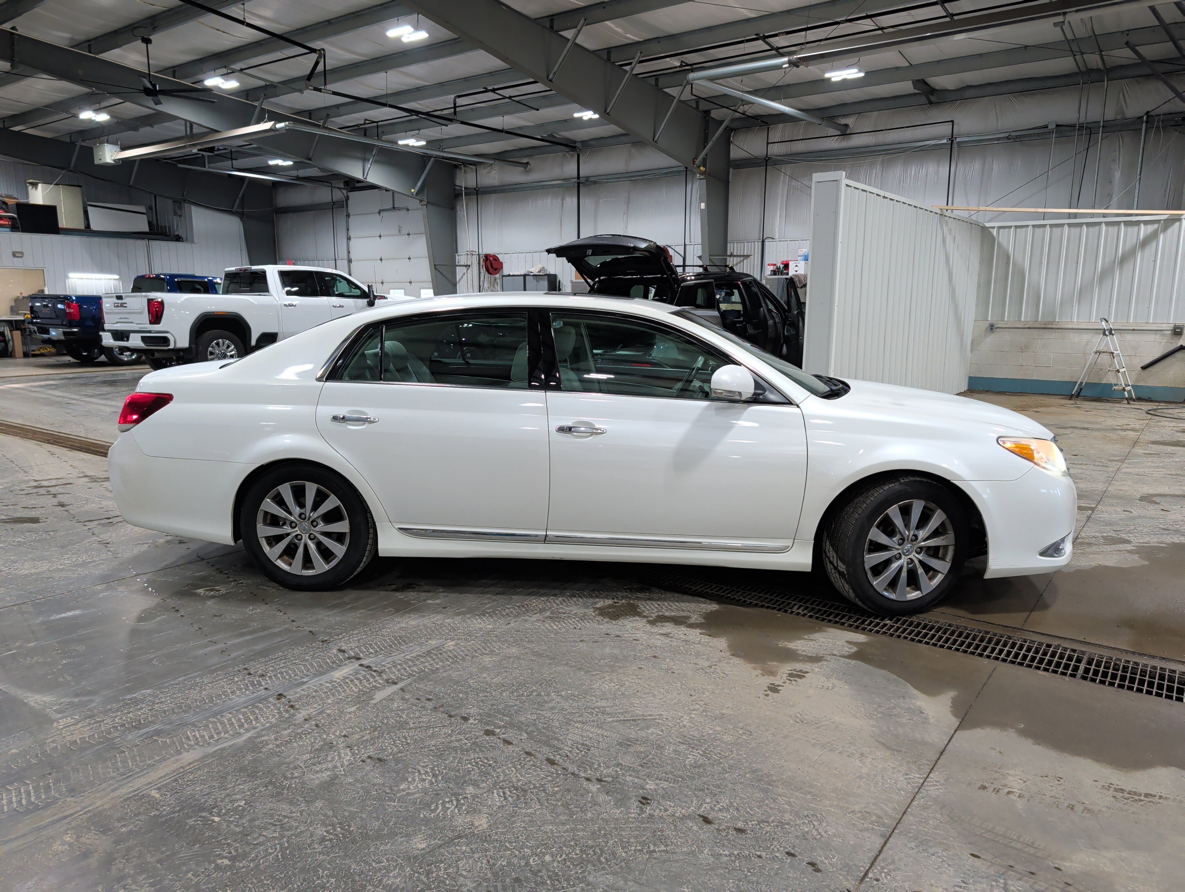 Used 2011 Toyota Avalon Limited FWD image 2