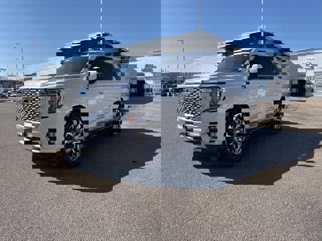 Used 2021 GMC Yukon Denali w/ Denali Premium Package image 3