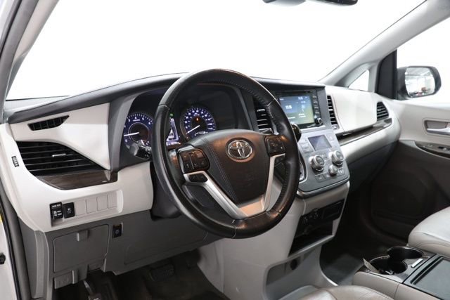 Used 2019 Toyota Sienna XLE FWD image 15